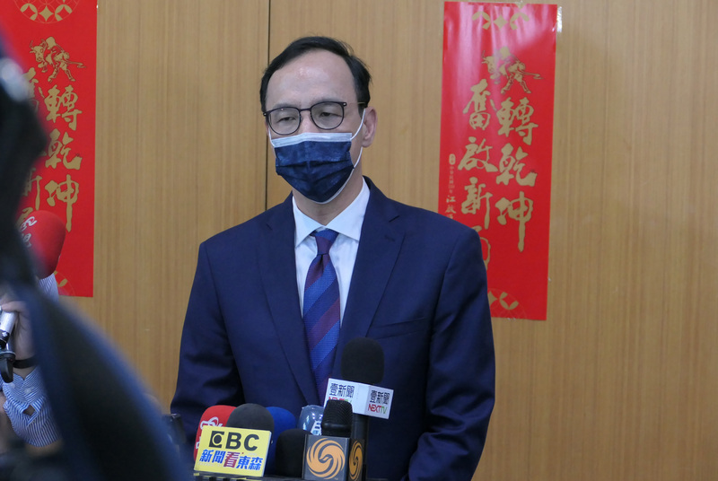 登記參選國民黨主席的前新北市長朱立倫8日赴中常委報告參選理念，但因早退惹議。 (圖：中央社)