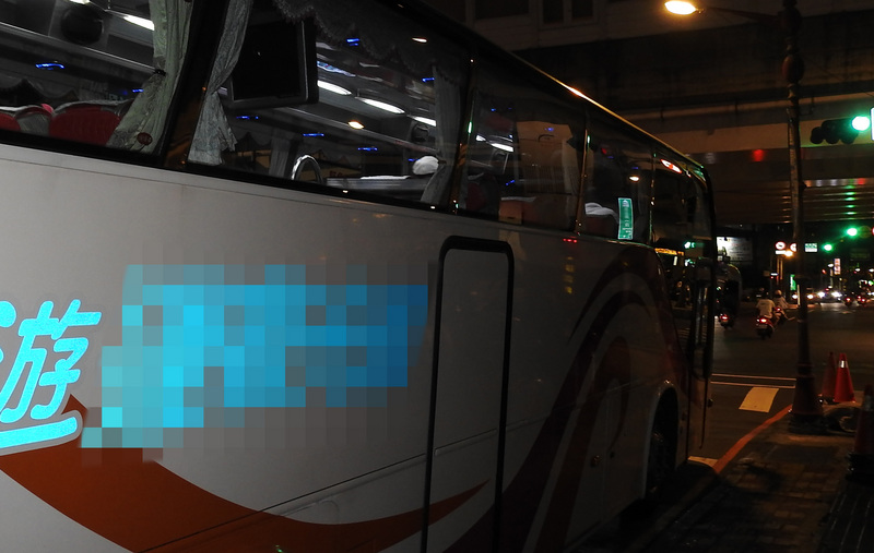 新北幼兒園群聚案延燒，板橋某社區也受影響，市府8日決定清空某社區的B棟大樓住戶，送往隔離處所，首班接駁專車於下午4時抵達，經過6小時疏運，直到晚間10時才完成最後一趟疏運工作。 (圖：中央社)
