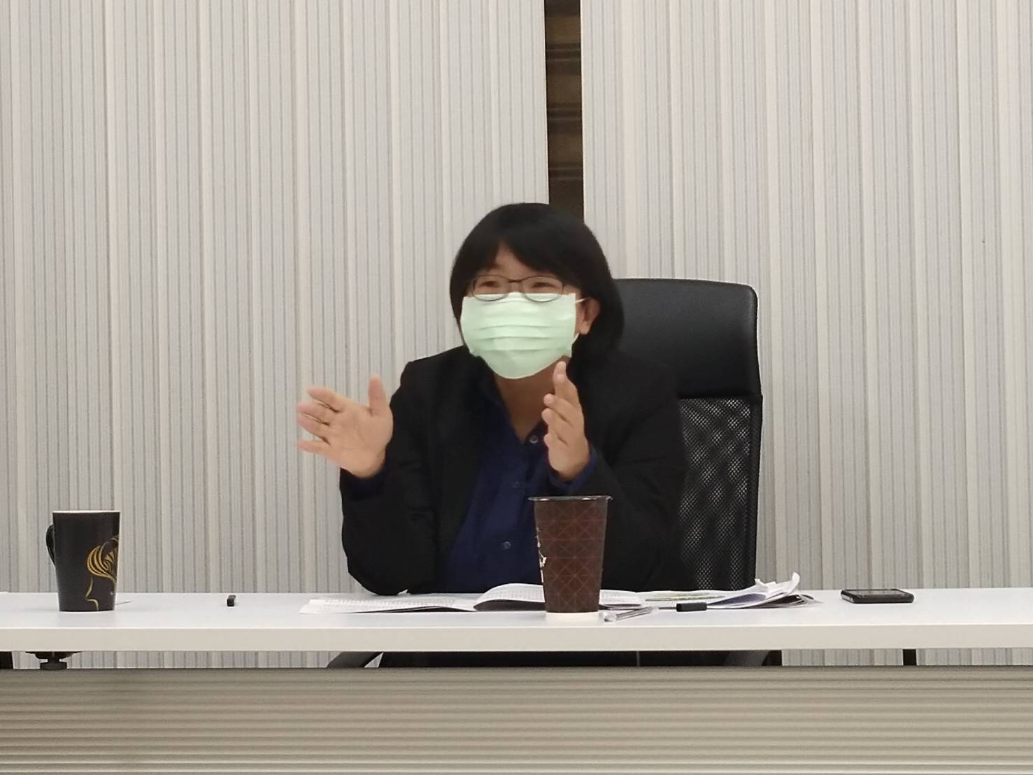 促轉會代理主委葉虹靈8日說明中正紀念堂轉型方案，將移除蔣介石銅像和改造堂體外觀與用途。(王韋婷攝)