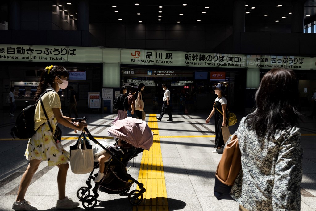 日本政府宣布東京和大阪等19個都道府縣實施的緊急事態宣言延長至9月30日。(AFP)