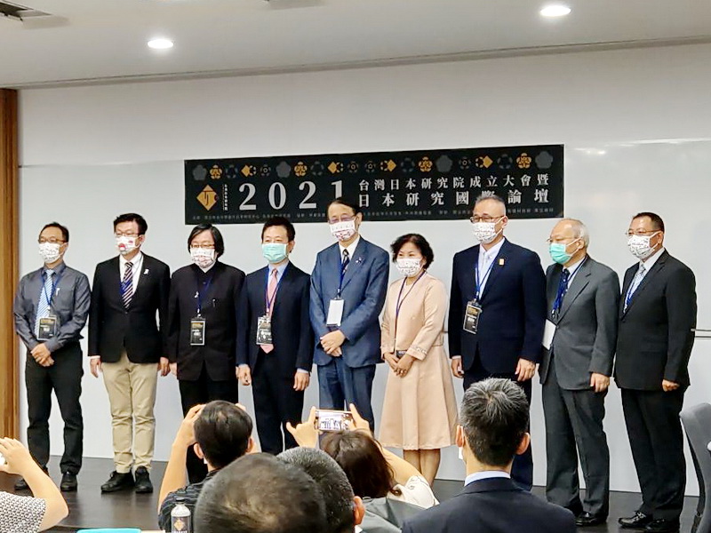 社團法人台灣日本研究院10日在政大舉行成立大會，與會者合影留念；蔡英文總統在賀電期許該院培育日本研究人才，為深化兩國合作而努力 (央廣記者王照坤 攝)