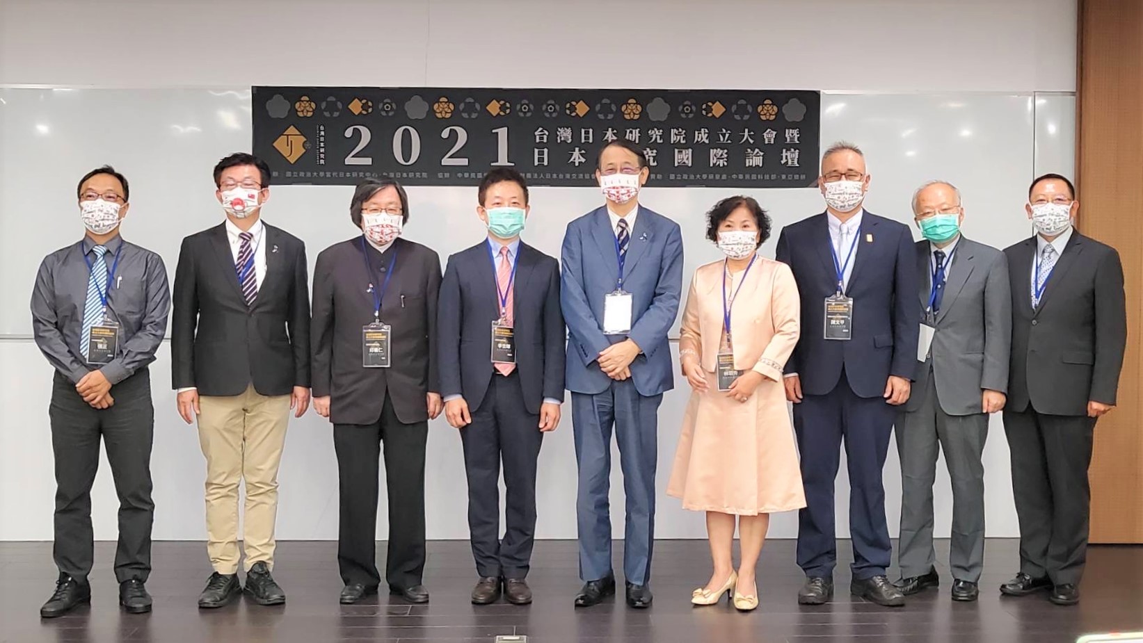 台灣日本研究院今(10)日隆重成立，現場冠蓋雲集。左起：張正總台長、郭國文立委、邱義仁會長、李世暉理事長、泉裕泰大使、林玥秀校長、陳文甲顧問、郭仲熙顧問、劉德良顧問。圖：台日研究院提供