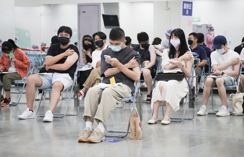 中央流行疫情指揮中心19日最新統計，全台已接種逾1327萬劑COVID-19疫苗，意即台灣有近半數人口已接種至少1劑。(資料照 / 圖：中央社)