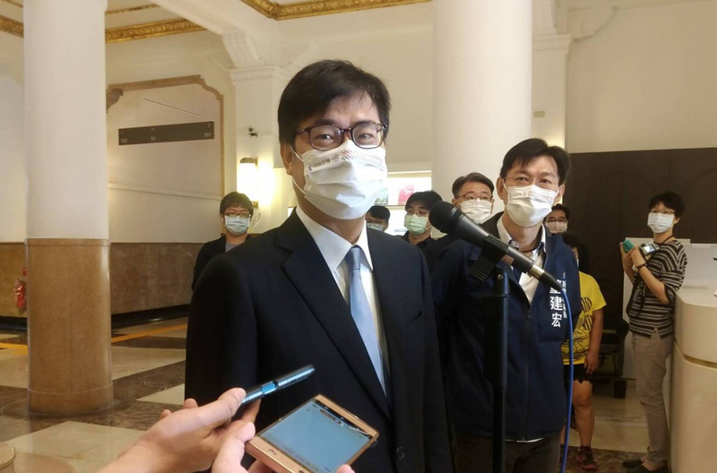 高雄市長陳其邁（前）10日表示，10月國慶焰火順利籌備中，針對節目規劃、交通動線跟防疫工作已開好幾次會，會把防疫工作做好，在落實防疫情況下舉辦。 (圖：中央社)