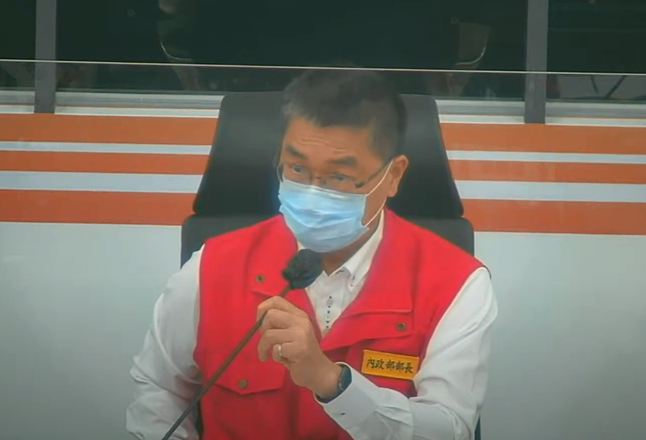 因應璨樹颱風來襲，中央災害應變中心已一級開設，指揮官、內政部長徐國勇表示，相關單位應超前部署，再次盤點防颱措施。(圖擷自YouTube直播)