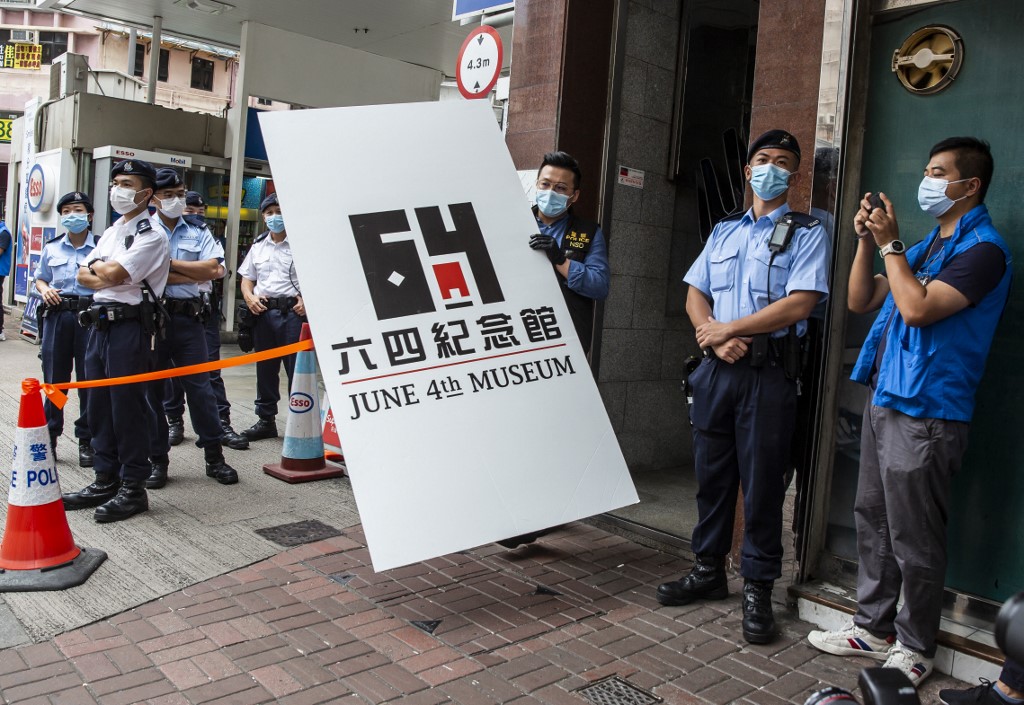 香港警方9日以「蒐證」名義進入六四紀念館，帶走大量展示文物。(AFP)