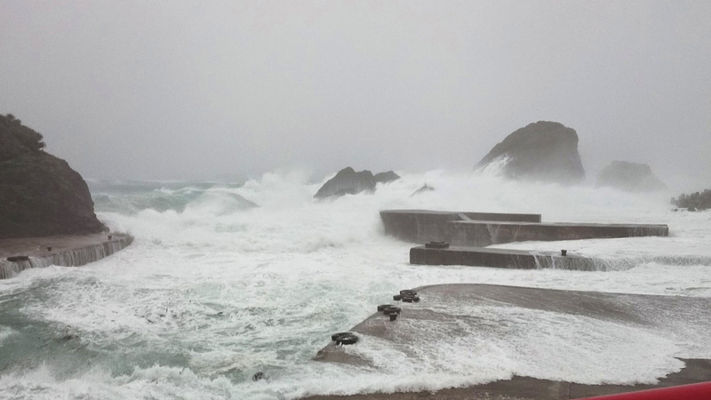 颱風璨樹11日清晨已碰觸蘭嶼，從清晨5時許風雨開始增強，8時左右出現瞬間陣風9級，浪花打上碼頭。（民眾提供） (圖：中央社)