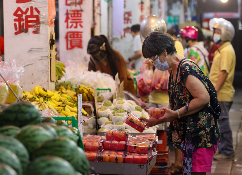 主計總處公布6月消費者物價指數(CPI)年增率為3.59%，主要是在於食物類，尤其蔬果價格漲幅超出預期，使得物價壓力擴大。(圖：中央社)