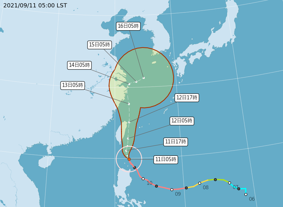 中央氣象局11日上午最新颱風消息，強烈颱風璨樹暴風圈已進入巴士海峽，氣象局持續發布海上及陸上颱風警報，花蓮、台東、高雄、屏東及恆春半島都進入陸上警戒範圍。(圖：中央氣象局)