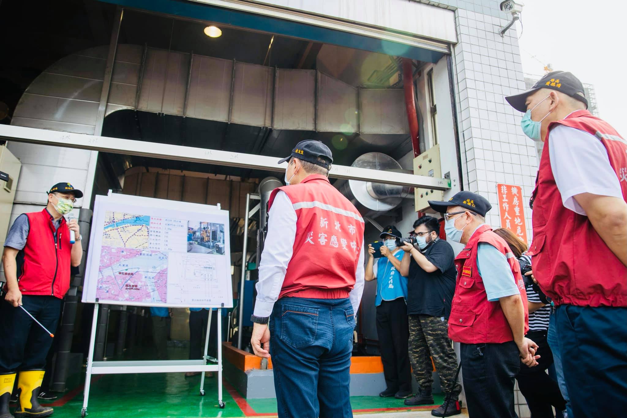 颱風璨樹來襲，新北市長侯友宜11日上午到板橋區的華江抽水站視察颱風璨樹防汛重點工程整備工作。(圖：侯友宜臉書)