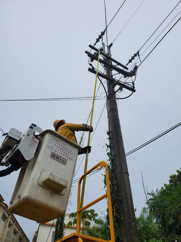 小犬颱風造成全台曾停電戶數逾51萬戶，台電累計出動破萬人次搶修，9日已全數復電。(圖：中央社)