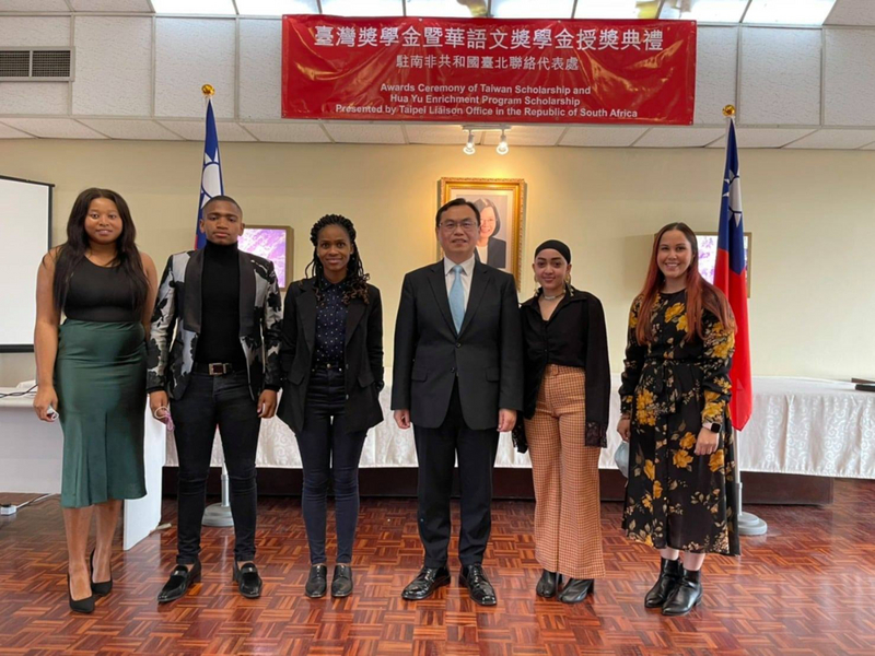 駐南非代表賀忠義（右3）9日在代表處舉行「台灣獎學金」暨「華語文獎學金」授獎典禮，鼓勵受獎學生在台灣努力學習。禮成後與部分受獎學生合影。（駐南非代表處提供） (圖：中央社)