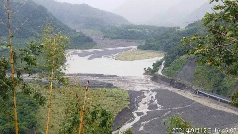 颱風璨樹襲台，高雄玉穗溪12日下午出現土石流，讓日前搶通的明霸克露橋便道遭土石掩埋約200公尺，所幸便橋已實施預警性封閉，沒有造成人員傷亡。（甲仙工務段提供）