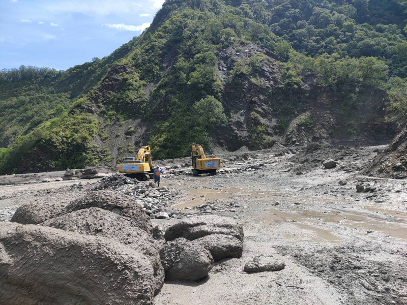 高雄桃源區明霸克露橋便道12日再遭土石流掩埋約200公尺，施工單位預計20日前搶通涵管便道。（公路總局第三區養護工程處提供） (圖：中央社)