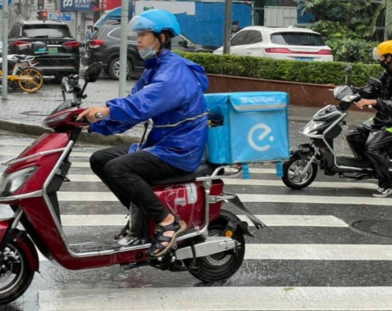 圖為冒著風雨送餐的「餓了麼」外送員。 (圖：中央社)