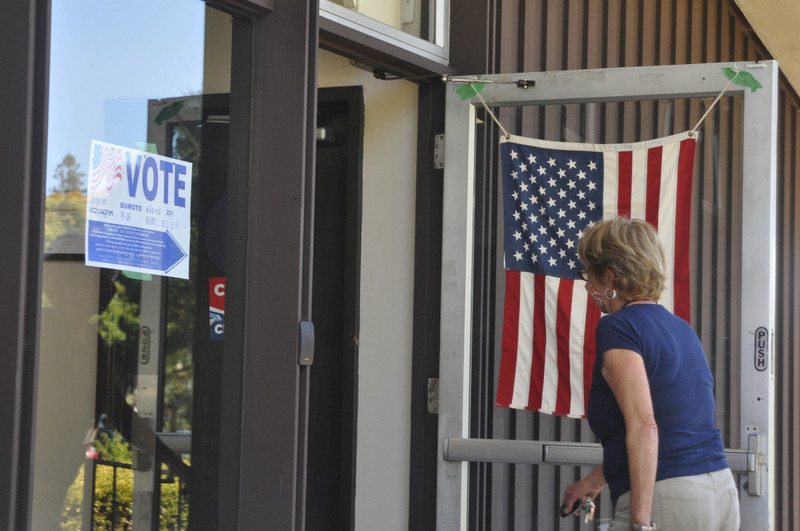 美西時間14日罷免加州州長紐松（Gavin Newsom）的投票截止日，這是史上第二次加州州長罷免戰。圖為13日加州民眾前往投票所畫面。 (圖：中央社)