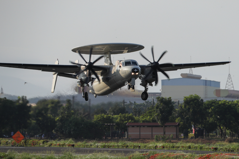 空軍在美國採購E-2K預警機組件，疑似遭到國防部黑名單廠商掛「美牌」洗白得標。圖為E-2K預警機。(圖：中央社)