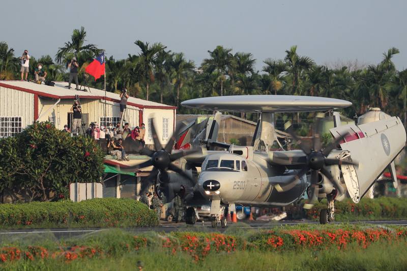 空軍一架編號2503的E-2K空中早期預警管制機11月25日執行例行性訓練，返場屏東基地落地時以機腹著地。圖為資料照。(圖：中央社)