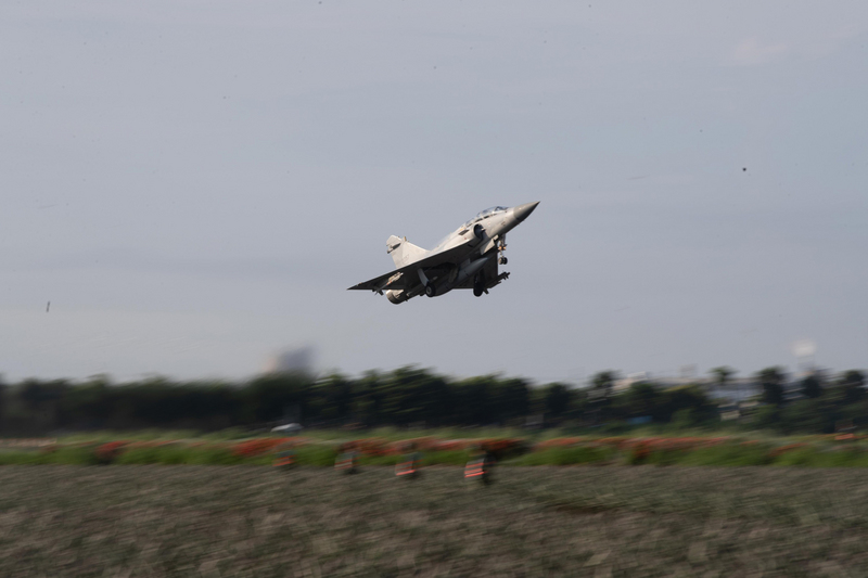 3月14日新竹空軍基地1架幻象2000戰機(機號2017)於台東外海10浬墜海，監察委員認為有進一步瞭解的必要，已申請自動調查。(圖：中央社)