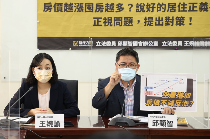 時代力量立委王婉諭(左)、邱顯智(右)成立行動時代辦公室。資料照片。 (圖：中央社)