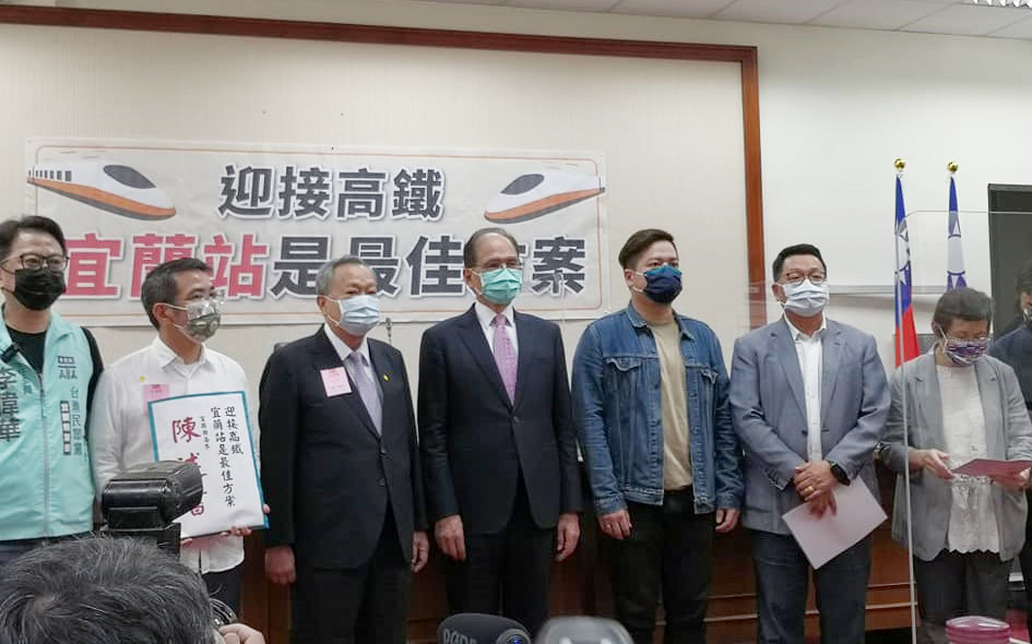 高鐵宜蘭站選址從「宜蘭站」改為「四城站」，引起地方反彈，包括國民黨籍的宜蘭縣議會議長張建榮、民進黨籍的立委陳歐珀、宜蘭市長江聰淵等人發起跨黨派「迎接高鐵宜蘭站是最佳方案」連署。（劉玉秋攝）