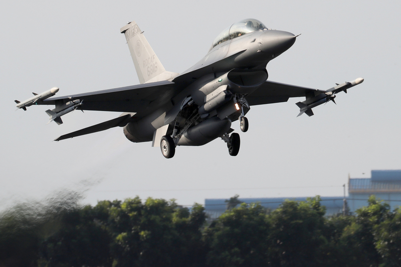 F-16V失事，是否加裝自動防撞地系統（AGCAS）受關注。(圖：中央社)