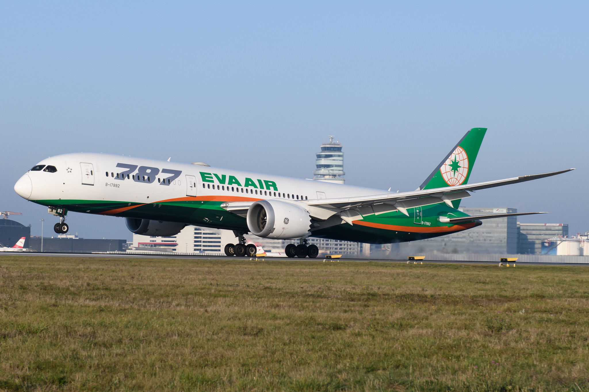 長榮航空一架倫敦經曼谷飛往台灣班機，因有外籍旅客發生脫序行為，還攻擊空服員，途中改轉降維也納。圖為長榮航空波音787/示意圖。(圖：長榮航空臉書)