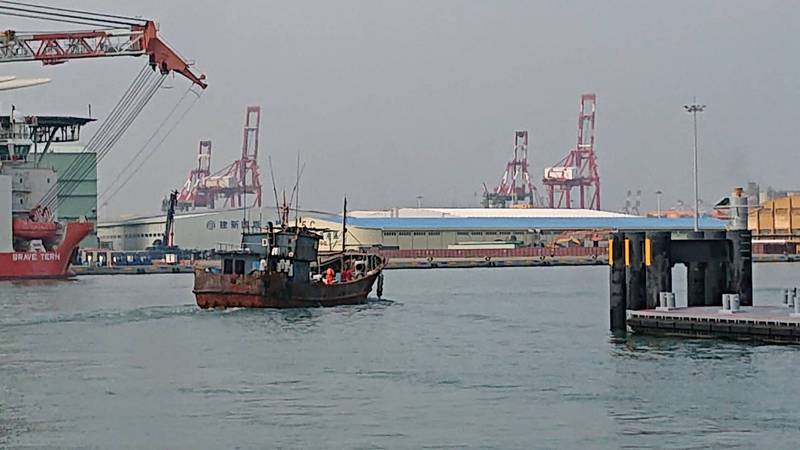 1艘中國籍漁船3日闖入台中外海越界作業，涉案漁船拒檢逃逸，經海巡人員強靠登檢，並將船長等15人及漁船押返台中港裁罰，22日依法驅離出境。示意圖。（台中海巡隊提供）