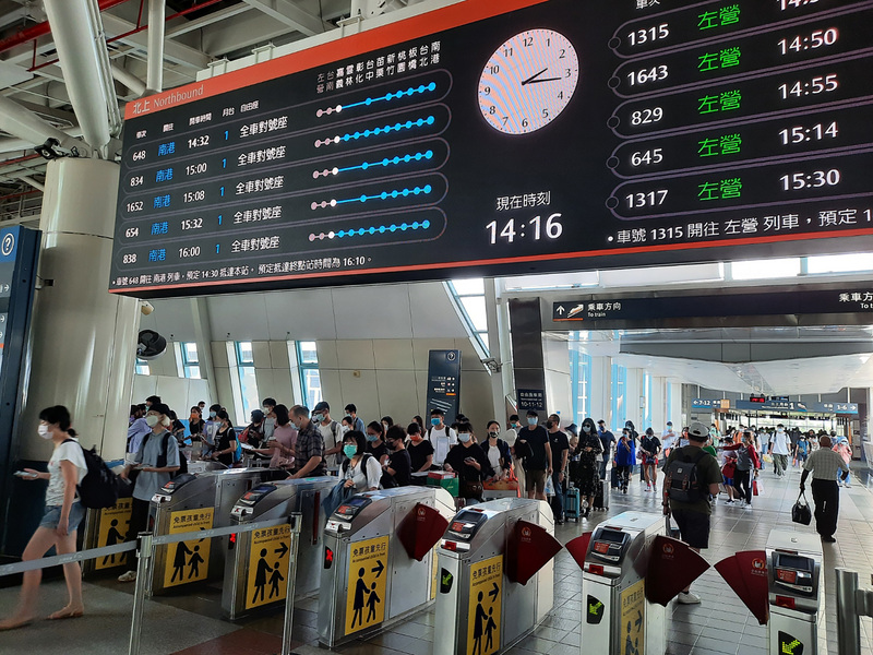 台灣高鐵表示，為鼓勵大學生搭高鐵返鄉，特別在明年1月6日到1月16日規劃「大學生寒假返鄉5折優惠列車」。 ( 資料照／中央社)