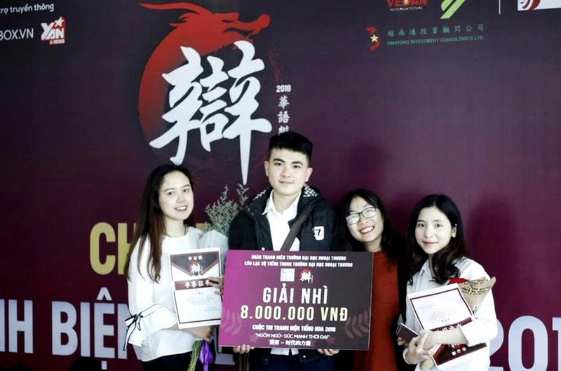 越生蘇英俊(左2)將在9月底前往台灣留學，圖為他參加2018年華語辯論賽照片。(蘇英俊提供 / 圖：中央社)