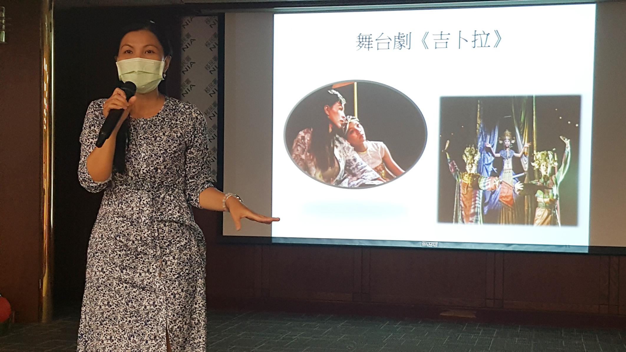陳秋柳與女兒鄭琬諠一起演舞台劇《吉卜拉》時，發現女兒有演戲的才華。(移民署台北市服務站提供)