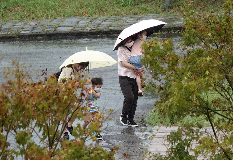 氣象局預估明晚起至5日東半部降雨情況逐漸增多。(圖：中央社)