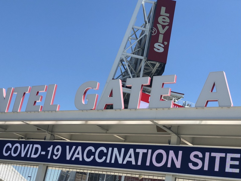 圖為加州利惠體育場（Levi’s Stadium）臨時改設的大型接種站。 (圖：中央社檔案照片)