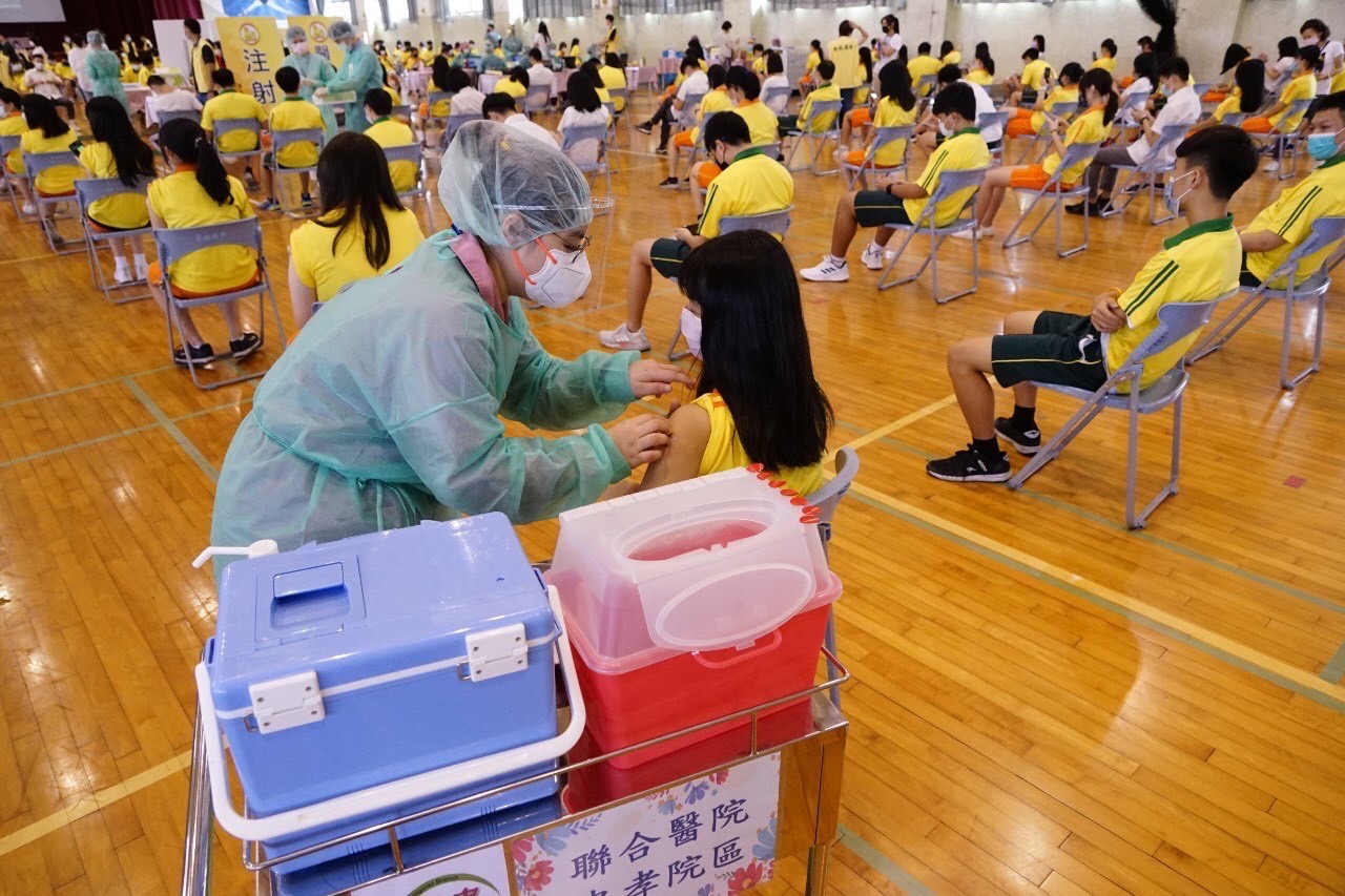 北市校園開打BNT，育成高中採「宇美町式」打法，分6梯次施打，市長柯文哲前往視察。(北市府提供)