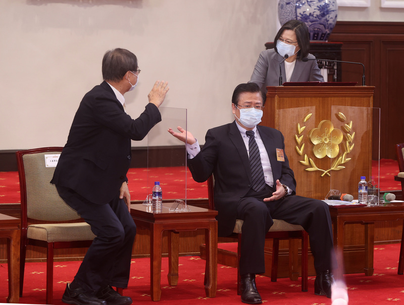 蔡英文總統(右)23日在總統府接見第3屆品牌金舶獎得獎企業，並點名成真咖啡董事長王國雄(左)驗疫情期間，把盈餘先留給員工。(圖：中央社)