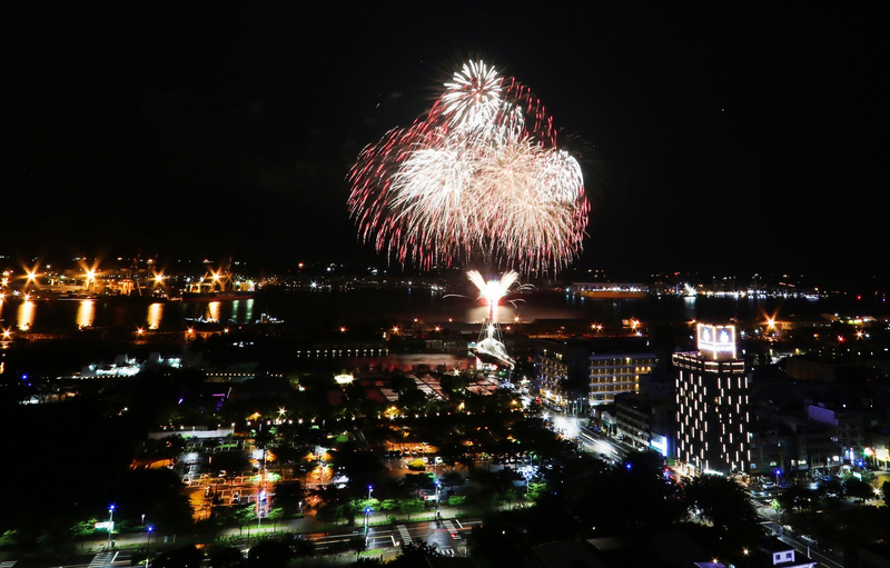 2021國慶焰火睽違20年重返高雄港，23日晚間首度進行3分鐘試射，點亮高雄港灣。高雄市政府表示，這次主要是希望焰火發射定位準確，觀光局派出多組人前往周邊，從各個視角尋找最佳觀賞點。中央社記者董俊志攝　110年9月23日 (圖：中央社)