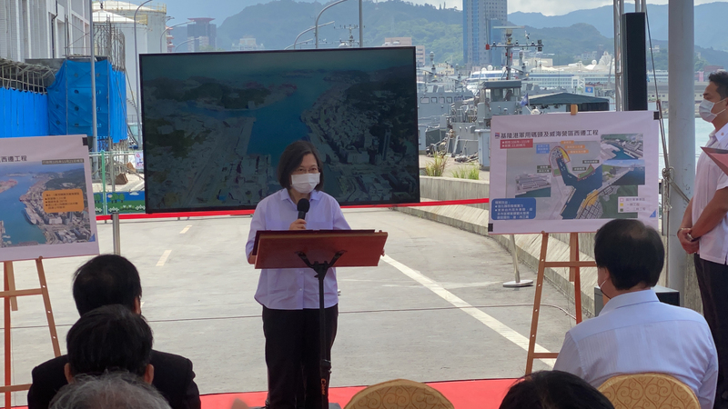 總統蔡英文24日視察「基隆港軍用碼頭及威海營區西遷」工程，感謝相關單位的努力。（讀者提供/ 圖：中央社)