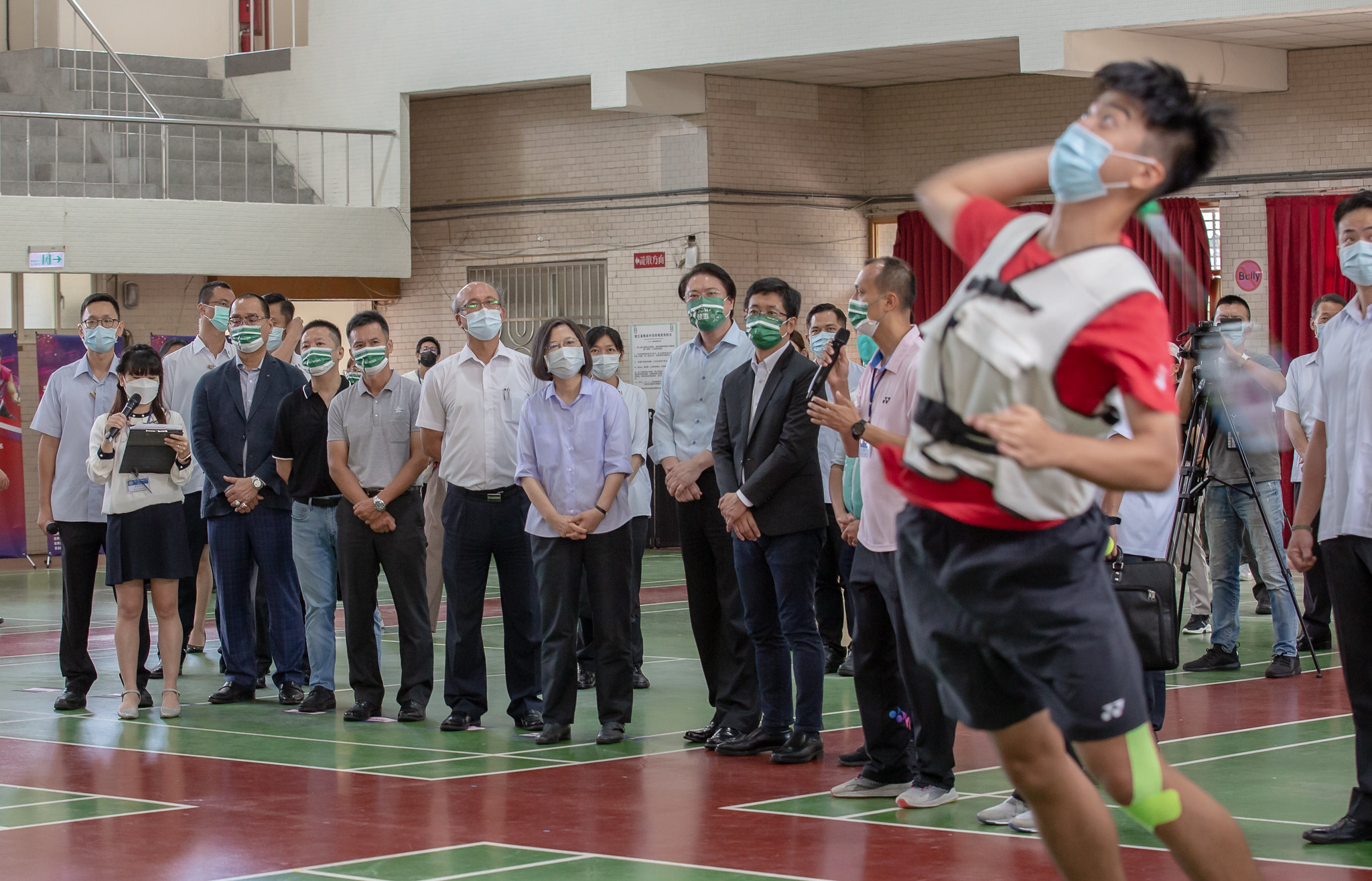 蔡英文總統到基隆高中羽球隊訪視。(總統府提供)