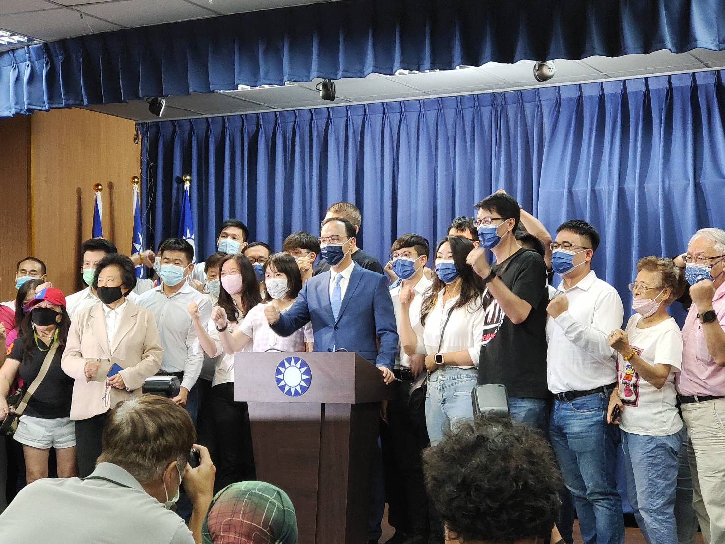 學者認為，新當選國民黨主席的朱立倫(中)就任後的當務之急是監督內政議題，力拚年底公投過關，瞄準2022與2024大選。(王韋婷攝)
