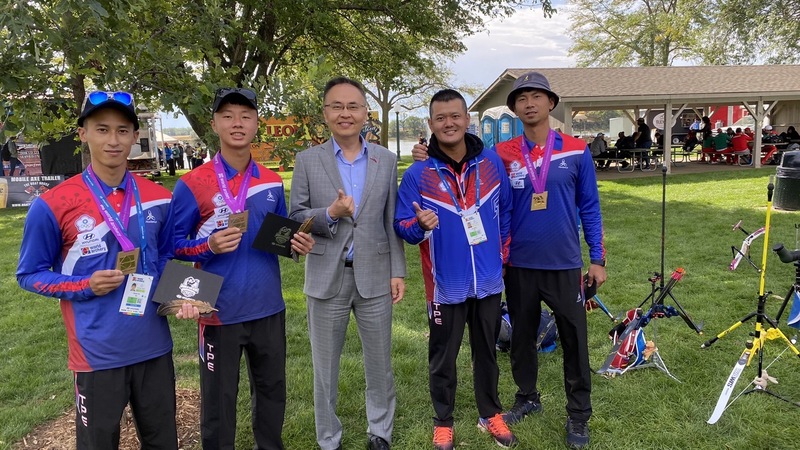 駐丹佛辦事處長張詩瑞（中）與台灣射箭反曲弓男子代表隊選手魏均珩（右1）、余冠燐（左1）、洪晟皓（左2）及教練李濤名（右2）合影。（丹佛辦事處提供）中央社記者江今葉華盛頓傳真  110年9月25日 (圖：中央社)