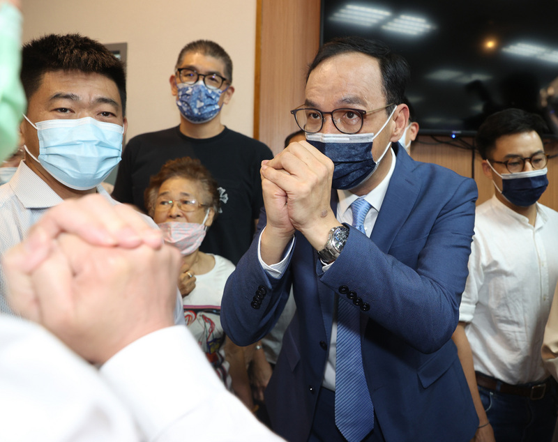 國民黨主席選舉25日投開票，候選人、前黨主席朱立倫晚間在國民黨中央黨部發表談話，宣布勝選，呼籲大家團結在一起。(圖：中央社)