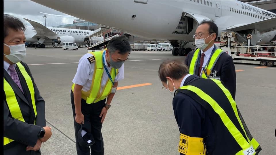 日5度贈台AZ疫苗下午到貨  謝長廷送機(謝長廷臉書)