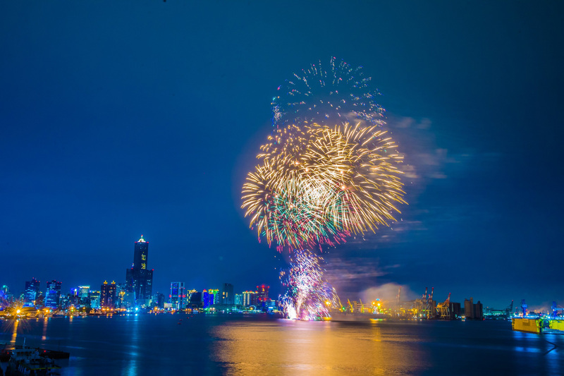 2021國慶焰火10日在高雄港灣登場。圖為高雄市府日前試放。(圖：中央社)