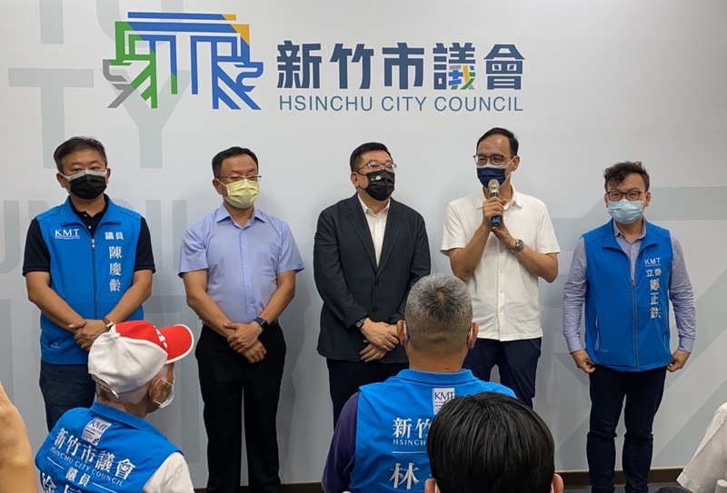 中國國民黨主席當選人朱立倫26日(右2)展開全台謝票行程。 (圖/中央社)