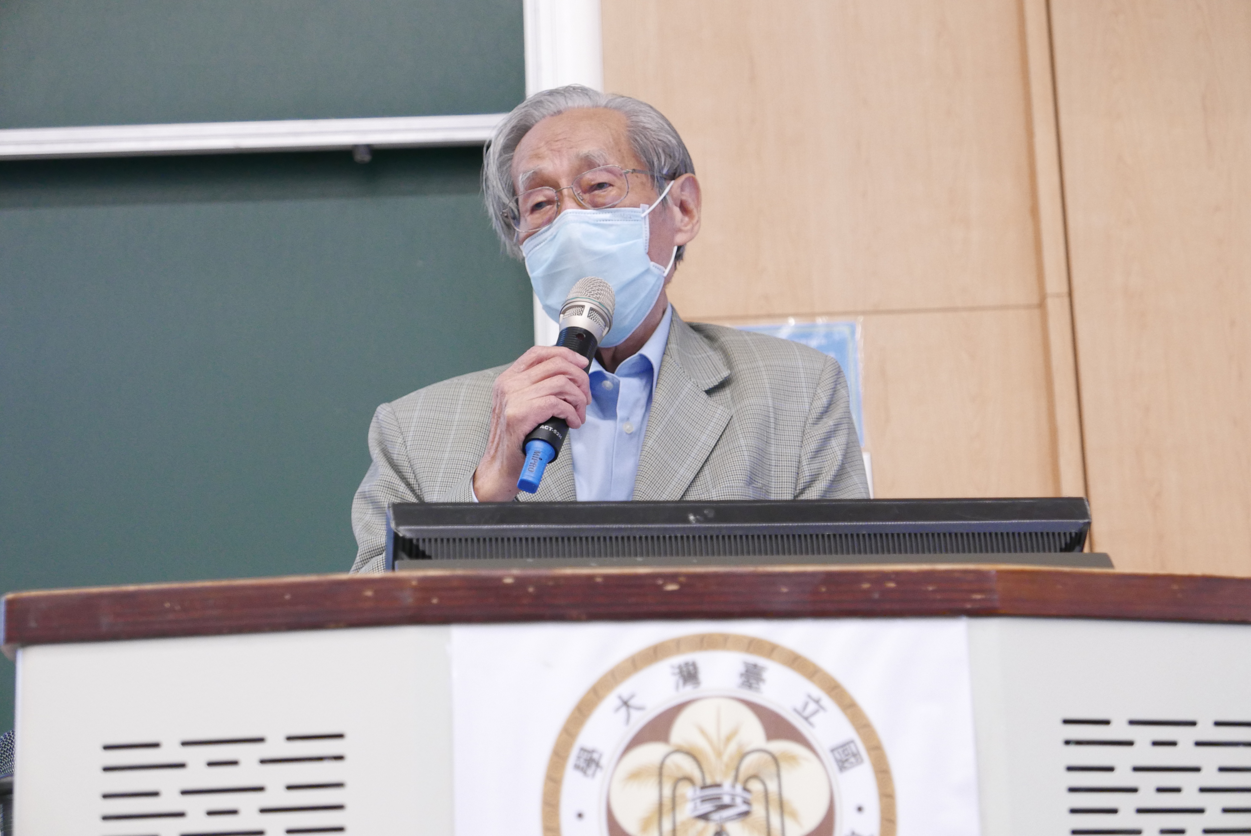 白色恐怖受難者蔡焜霖提及1950年代白色恐怖時期對人權的不尊重，雖已無恨，卻仍感慨萬千。台大研協提供