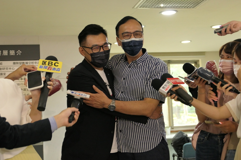 國民黨中常會29日通過現任主席江啟臣(左)總辭案，新任主席朱立倫(右)將提前就任。圖為兩人選後在媒體前擁抱，展現團結整合沒有問題。(圖:中央社)