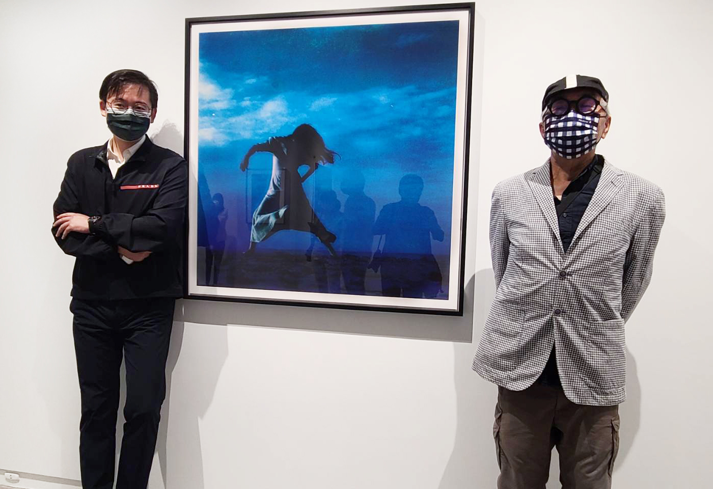 策展人谷浩宇(左)與攝影家謝春德(右)共同策劃「三毛，1976」攝影展，紀念作家三毛逝世30週年。(江昭倫攝)