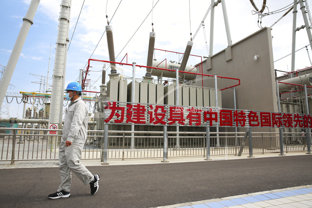 限電為「下大棋」？中國官媒：煤炭荒為主因。圖為河北張家口發電廠。(美聯社/達志影像)