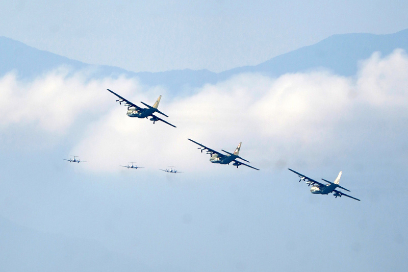 雙十國慶將至，國軍與內政部空勤總隊28日清晨6時至7時50分進行空中半兵力預演，共有29架快速、慢速機通過飛往台北市區。 (圖：中央社)