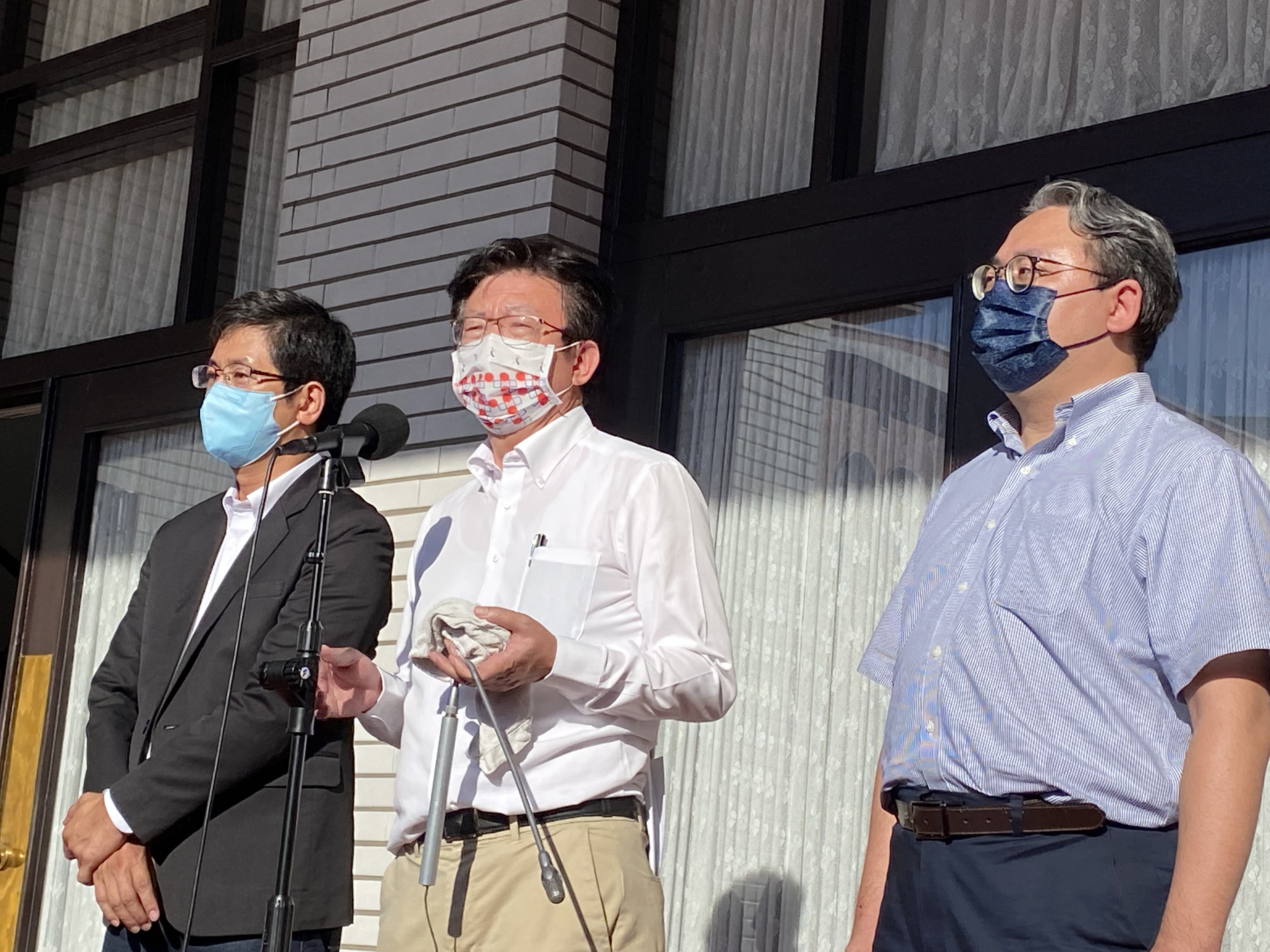 民進黨立委郭國文(中)28日出示藍委折斷的麥克風架，表示將要求立法院召開紀律委員會處理。(林詠青攝)